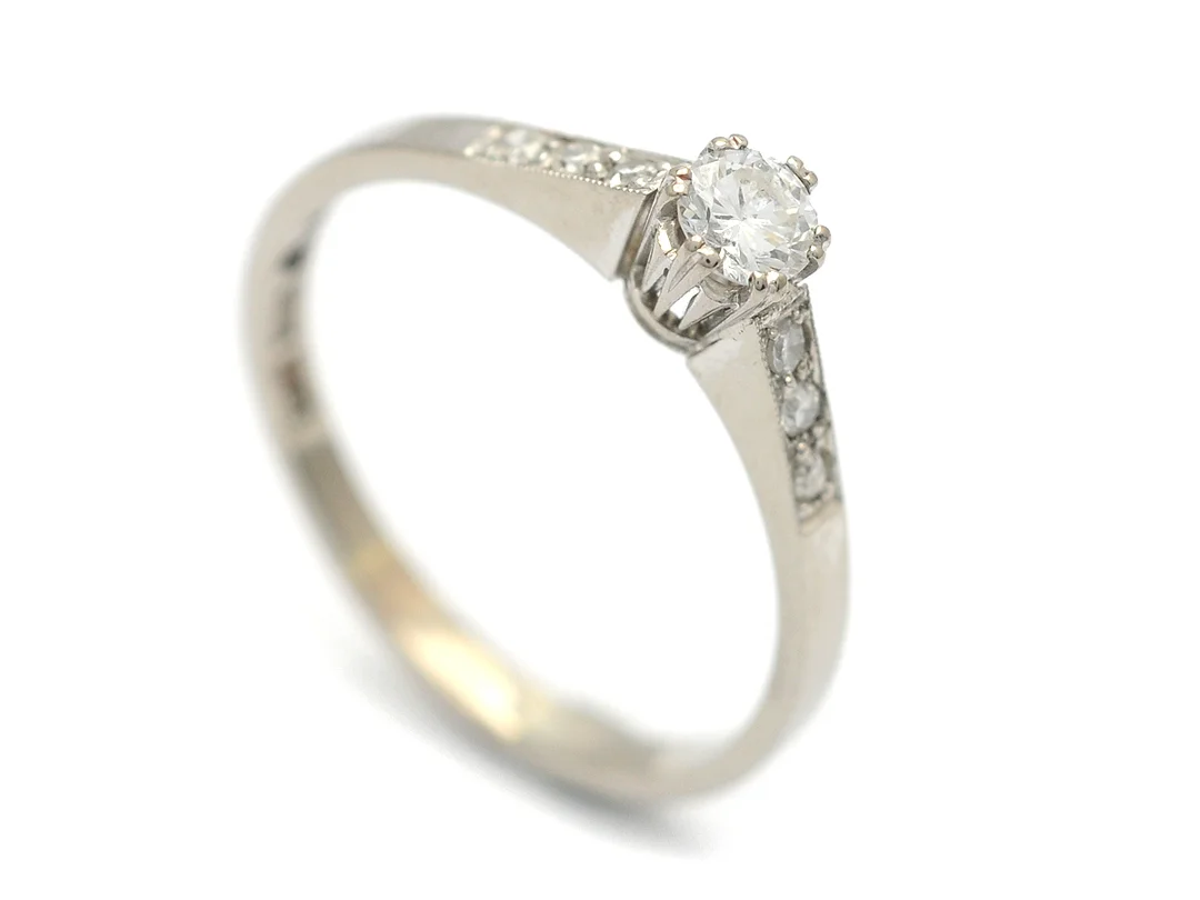 RING, 18K vitguld med briljantslipad diamant ca 0,20 ct TW/VS, 6 åttkantslipade diamanter ca 0,12 ctv, vikt 2,6 g, stl 17,75 mm. — Smycken/Ring — Kaplans
