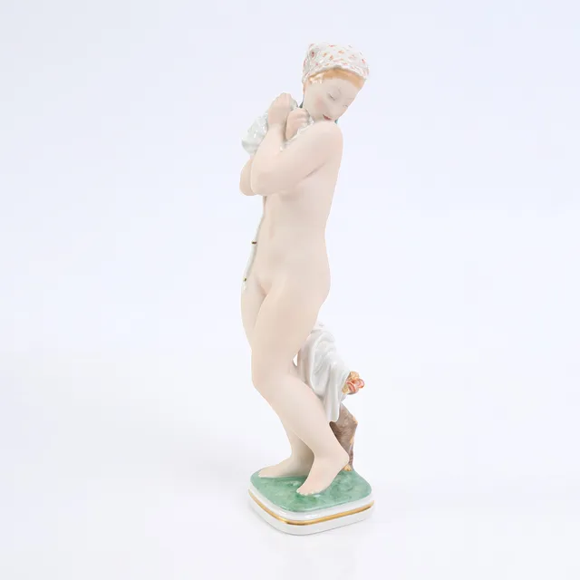 GERHARD HENNING (1880–1967). Royal Copenhagen / Juliana Marie. Figur af overglasurdekoreret porcelæn i form af badende pige, nr. 2428.