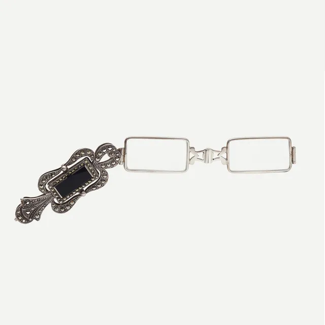 VICTOR JANSON. LORNJETT I SILVER, CENTRERAD ONYX MED MARKASITER, A9 (1951) LINDESBERG.