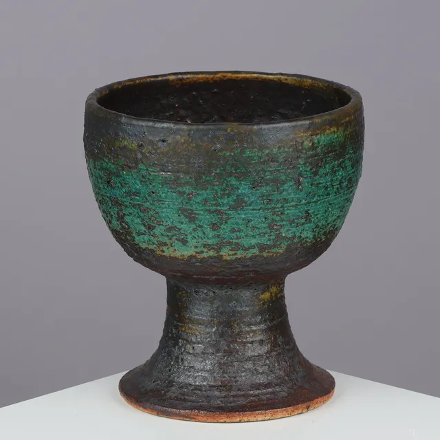ANNIKKI HOVISAARI (1918-2004). Stoneware vase on trumpet-shaped base glazed in black-brown and blue-green shades, Arabia, Finland, 1950s/60s.