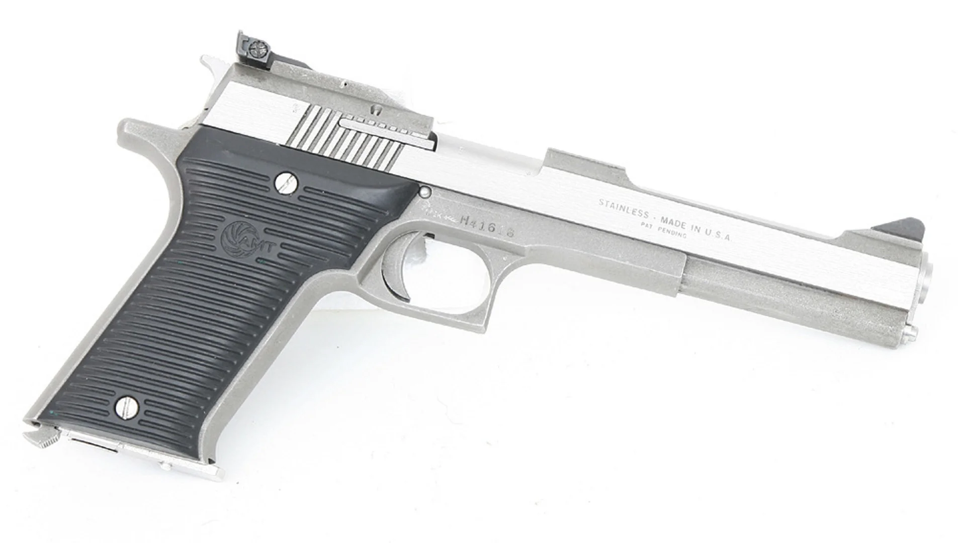 PISTOL, amerikansk, Halvautomatisk, fabrikat AMT, modell Automag II, kaliber .22WM. — Pistols — Mauritz Widforss