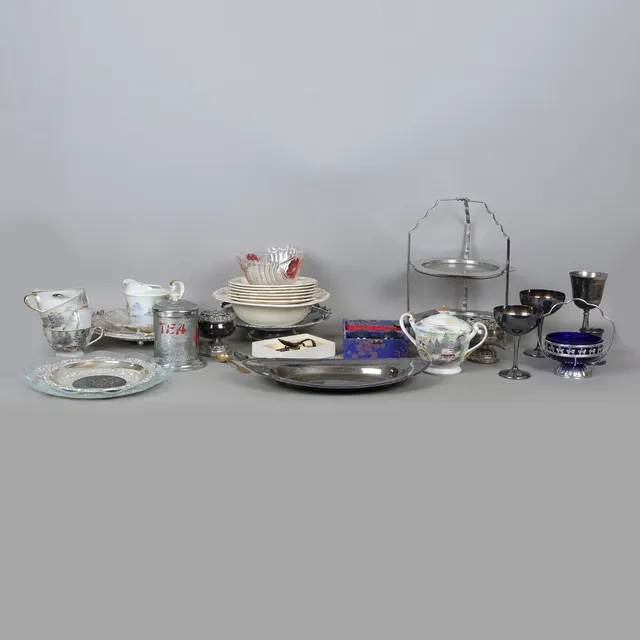 A COLLECTION OF CERAMICS AND METALWARE (QTY).