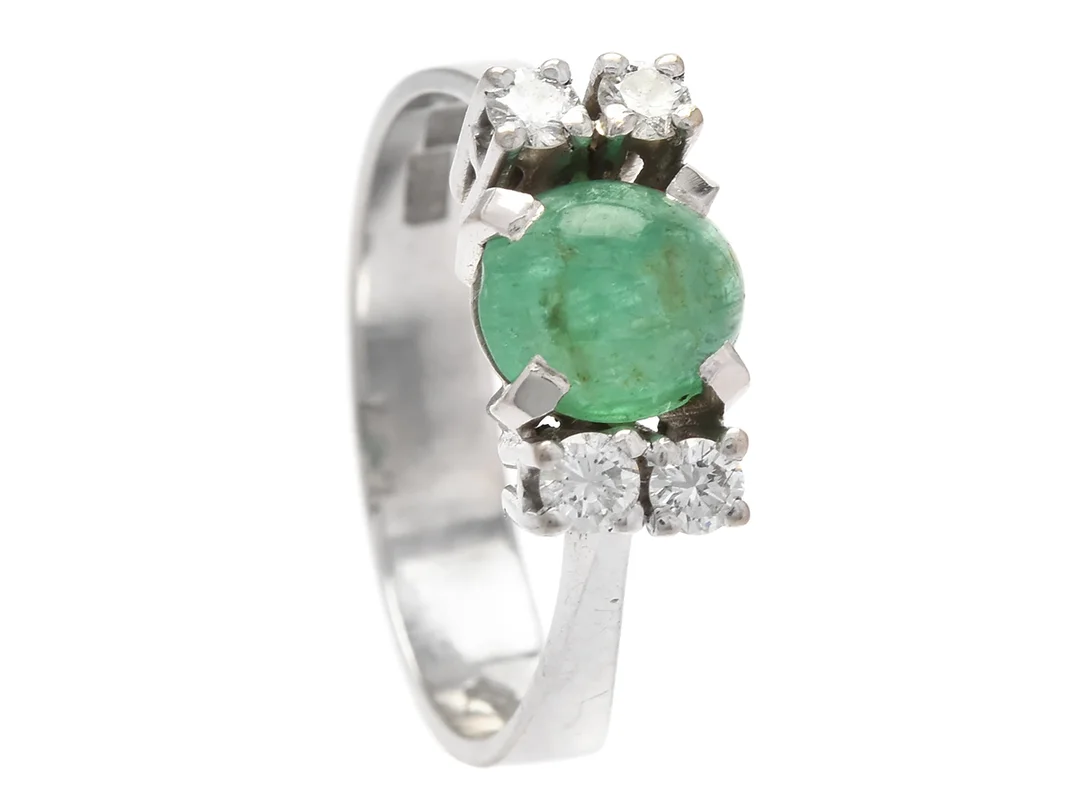 STIGBERT, ring, 18K vitguld, cabochonslipad smaragd 1,14 ct enligt gravyr, inneslutningar når ytan, 4 briljantslipade diamanter 0,24 ctv enligt gravyr, ca TW-TCr/VS-SI, Engelbert, Stockholm 1976, stl 17,5 mm, vikt 4,4 g. — Smycken/Ring — Kaplans