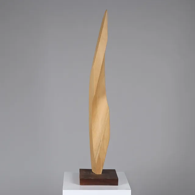 UBEKENDT KUNSTNER. Stor abstrakt træskulptur af massiv bøg, base af teak, usigneret.
