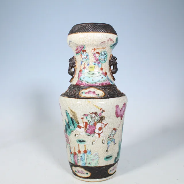 Chinesische Keramikvase aus Nankin '' Kampfszenerie ''.