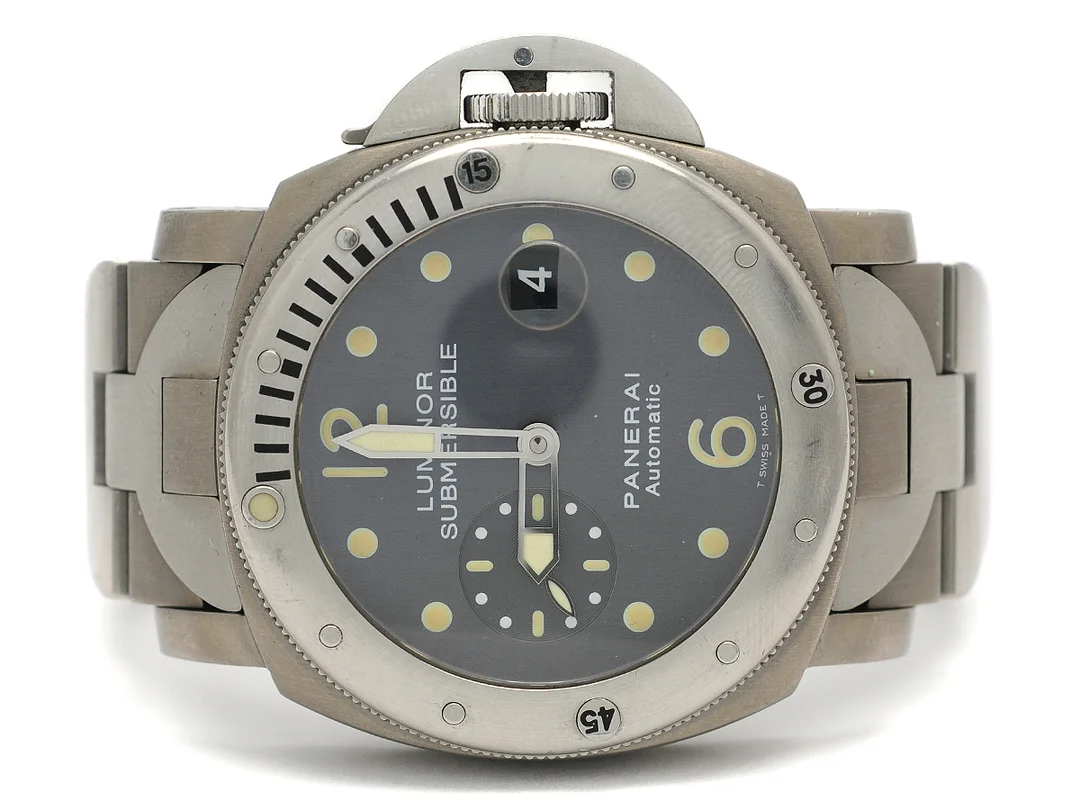 PANERAI, Luminor, Submersible, Chronometer, Cal OP III, Verk nr. 241583, Serie nr. E 322/500, Ref nr. PAM 00106, Boett nr. OP 6566 / BB 1057653, herrur, 44 mm, titan, automatisk, safirglas, datum, liten sekundvisare, originallänk, viklås, cert, juni 2003, box, ytterkartong. — Klockor/Panerai — Kaplans