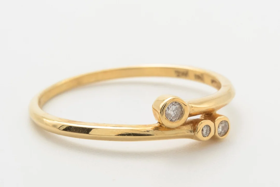 Ring med 3 brillanter, ca. 0.06 ct. 14 kt. guld, str. 56 — Jewellery/Rings — Lauritz