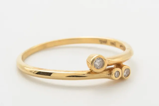 Ring med 3 brillanter, ca. 0.06 ct. 14 kt. guld, str. 56
