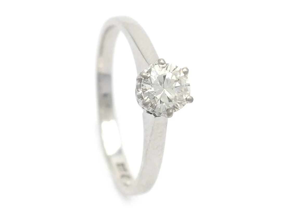ENSTENSRING, 18K vitguld, briljantslipad diamant 0,48 ct enligt gravyr, ca TCa(K)/VS, Johanssons Guldsmedsverkstad, Stockholm 1961, stl 16,5 mm, vikt 2,7 g. — Smycken/Enstensring — Kaplans