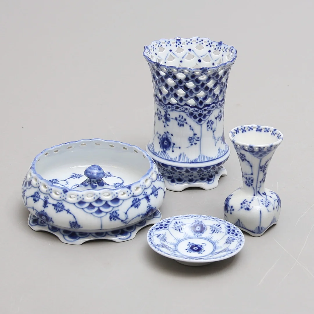 MUSSELMALET, vaser, askkopp samt askfat, 1016, 1161, 1001 samt 504, helblond, Royal Copenhagen, Danmark. — European — Auktionshuset Thelin & Johansson