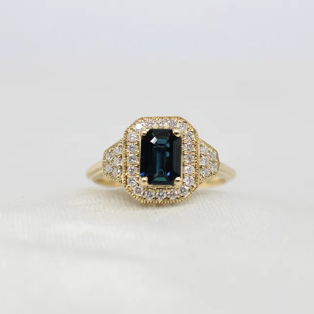 SAPPHIRE & DIAMOND ART DECO STYLE RING.