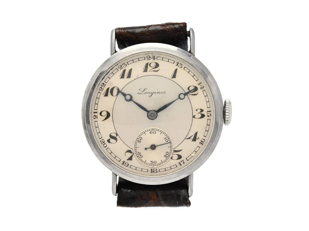 LONGINES, herrur, 31 mm, Cal 12.68Z, Serie nr. 5620285, Boett nr. 5620285 / 41, stål (Staybrite), manuell, plexiglas, liten sekundvisare, skadad urtavla, defekt (går ej, akut servicebehov), gravyr, fasta bandstift, läderband, ca 1937. — Klockor/Longines — Kaplans
