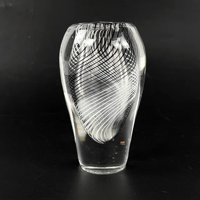 VICKE LINDSTRAND. Vas, glas, Kosta, signerad.