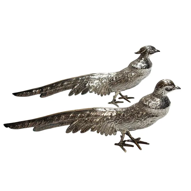 Pareja de faisanes en plata punzonada.