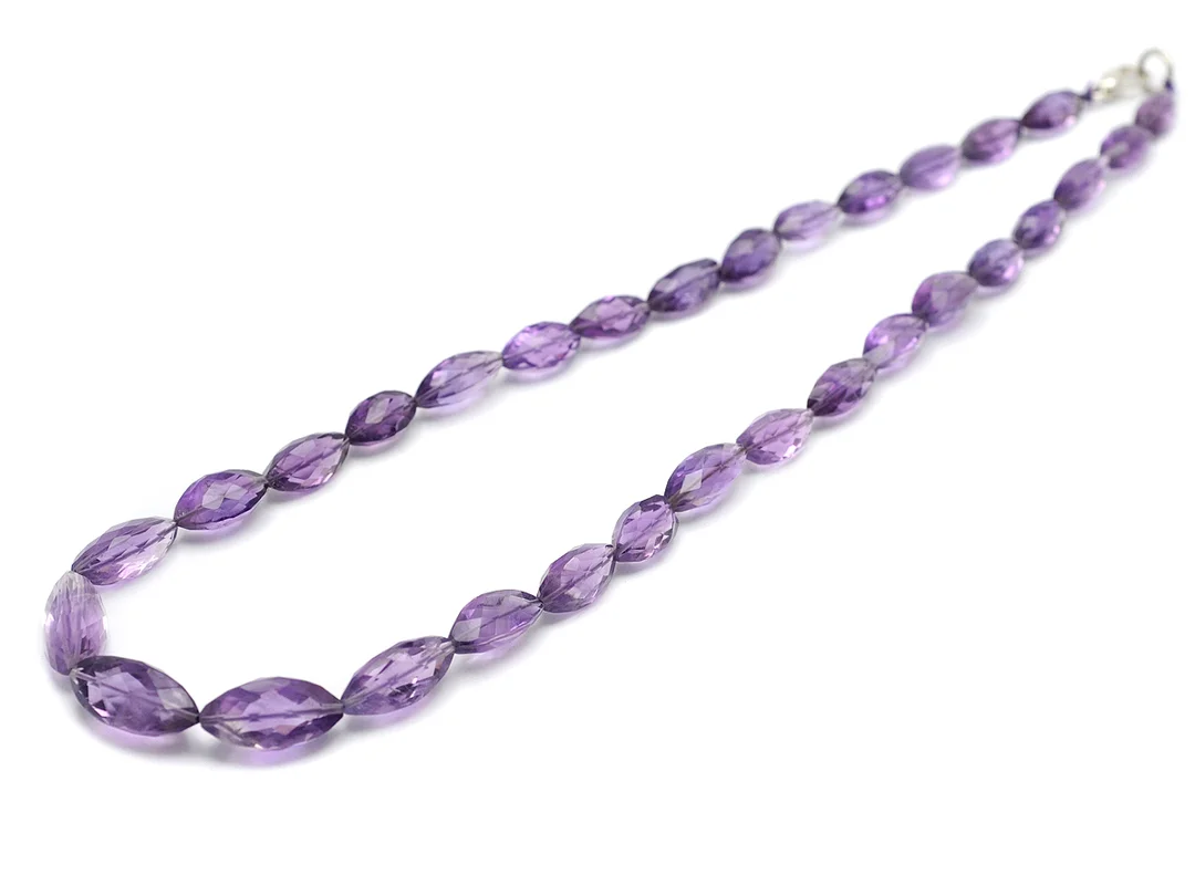 COLLIER, fasettslipade ametister, längd 44 cm, lås i vit metall, vikt 23,2 g. — Smycken/Collier — Kaplans