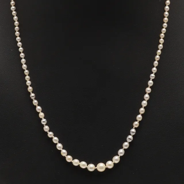 A GRADUATED SINGLE ROW NATURAL PEARL NECKLACE.