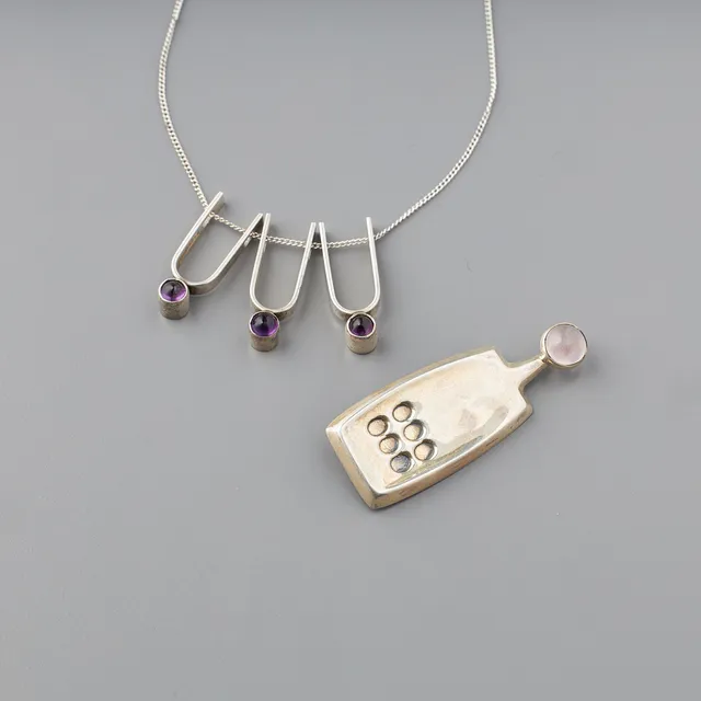HALSSMYCKE OCH BROSCH, rosenkvarts, ametist, silver.