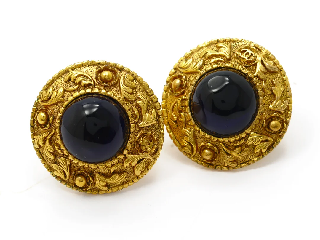 ÖRHÄNGEN, CHANEL gulmetall/blå sten 3,5 cm orginalask — Accessoarer/Övrigt — Kaplans