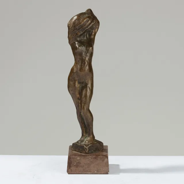 HELGE HÖGBUM (1910-1966). Bronzeskulptur på brun stensokkel forestillende stående, nøgen kvindefigur, eget værksted i Malmø, Sverige, 1950/60'erne.