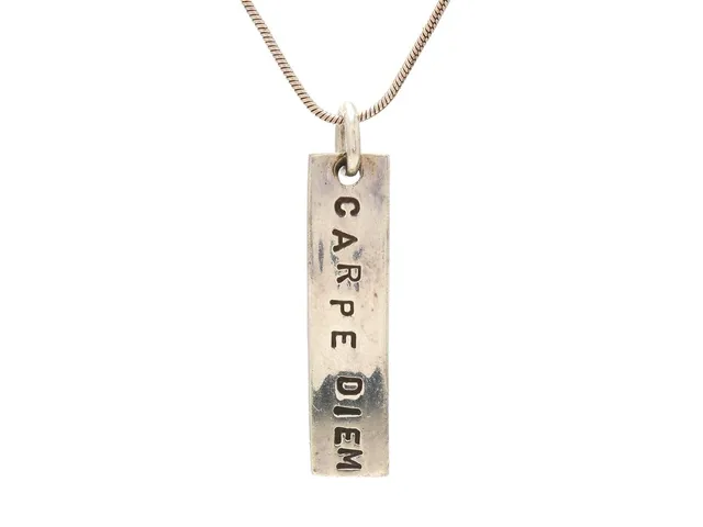 EFVA ATTLING, hänge med kedja, sterlingsilver, Carpe Diem, längd 42 cm, vikt 7,9 g.