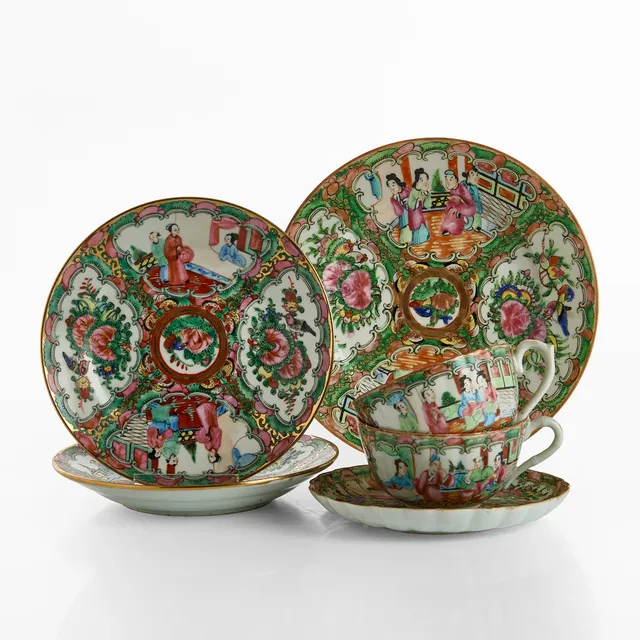 KOPPAR (2) samt FAT (4), Kina, porslin, 1900-tal, kantonporslin, dekor av figurscener, fåglar och blomster.