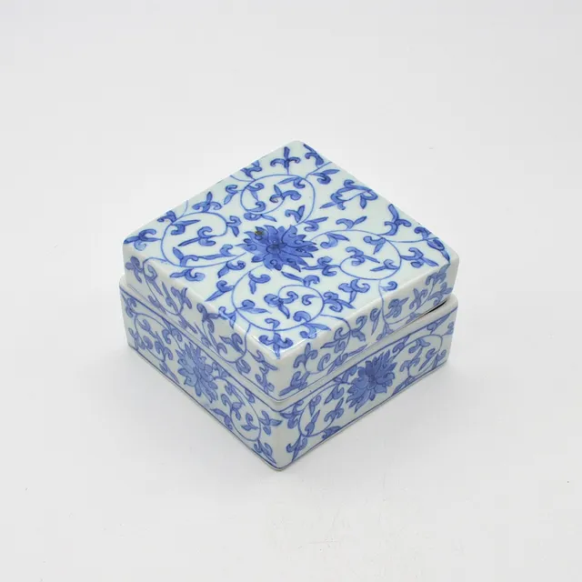 CHINESISCHES STEMPELKISSEN, BLAU-WEISSE PORZELLANDOSE, "LOTUS SCROLLS" DEKOR, CHINA 20. JAHRHUNDERT.