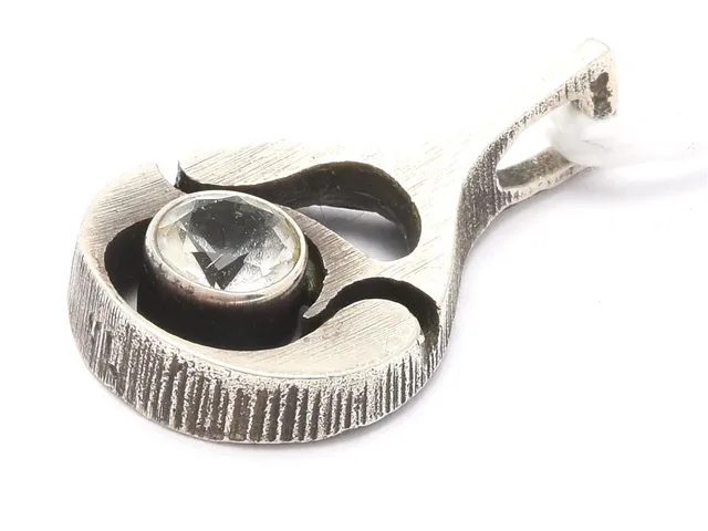 Hänge S925 5,8g, design Karl Laine, Finland, bergskristal, höjd 2,2 cm, bredd 14 mm