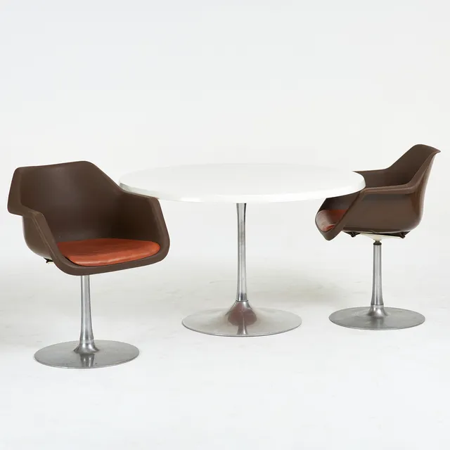 ROBIN DAY. 3 delar, bord och stolar, för Overman, 1900-talets andra hälft, bordsskiva i vit laminat, stolar i plast och sitsar i skinn, underreden i krom.