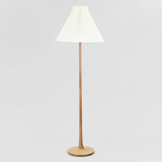 ESBEN KLINT. Le Klint. Standerlampe af mahogni, model 327. Le Klint. Danmark.