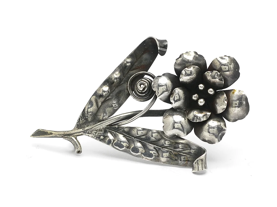 BROSCH, silver, längd 6 cm, svensktillverkad 1949. — Smycken/Brosch — Kaplans