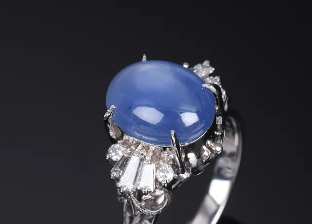Safir- og brillantring af platin, i alt 6.98 ct