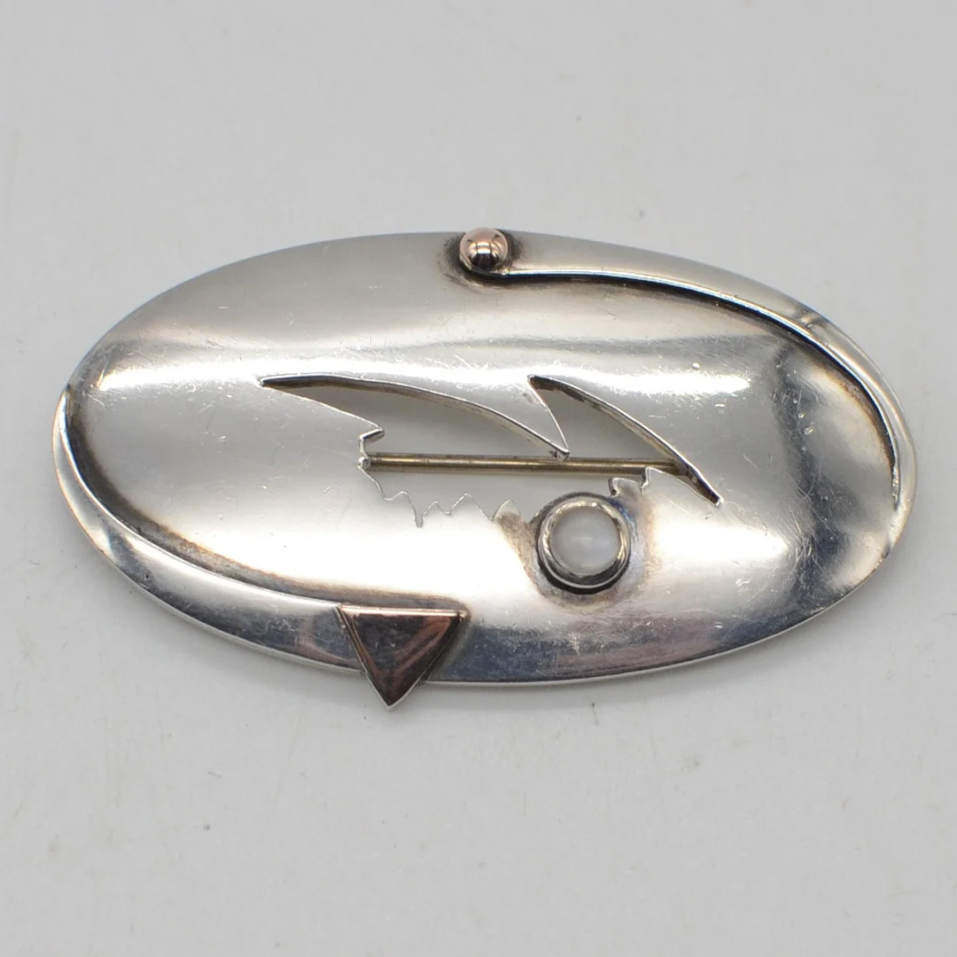 DURCHBROCHENE DESIGNERBROSCHE AUS STERLINGSILBER, MONDSTEIN-CABOCHON, VERGOLDETE DETAILS, UNBEKANNTE MEISTERPUNZE, UM 1950. — Brooches & Pendants — Kunst- und Auktionshaus Kleinhenz