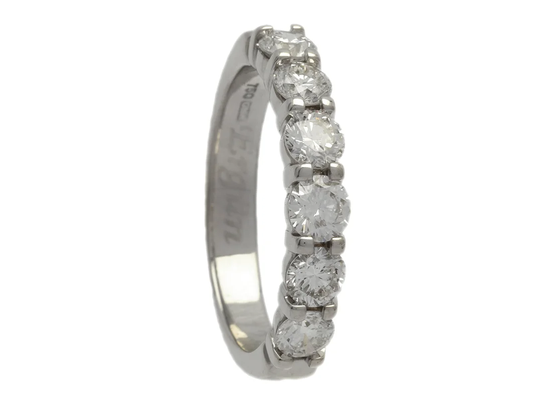 ALLIANSRING, 18K vitguld, 6 briljantslipade diamanter ca 0,90 ctv, ca TCr-CR/SI, en diamant är P1, stl 16,25 mm, vikt 3,6 g, 2 diamanter är skadade, flertalet diamanter med naturaler på rondist och paviljong, gravyr. — Smycken/Alliansring — Kaplans