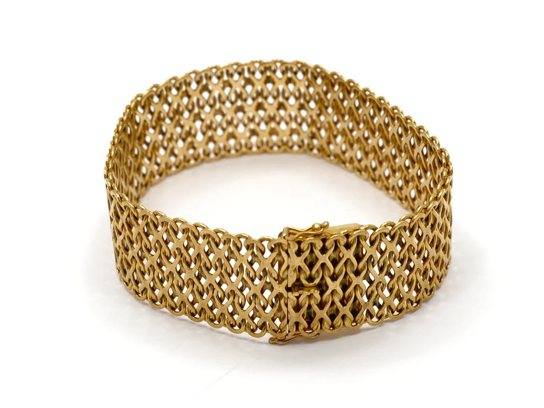 ARMBAND, 18K guld, x-länk, vikt 42,6 g, längd 19 cm, bredd 2,1 cm, Stockholm 1961. — Smycken/Armband — Kaplans