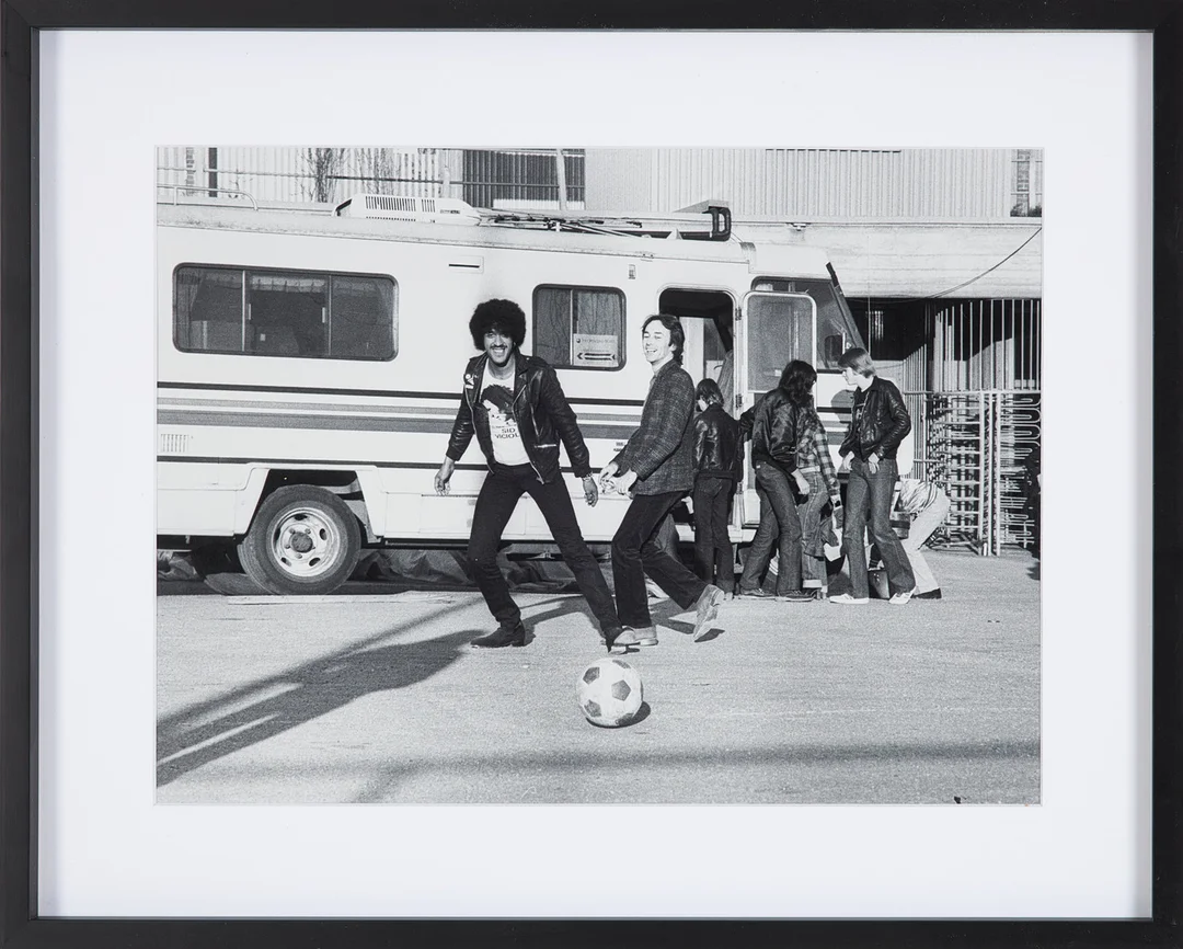 ROLF ADLERCREUTZ (FÖDD 1945). "Thin Lizzy spelar boll 1979" - Phil Lynott coh Brian Downey utanför Isstadion Stockholm, fotografi, archival pigment print på bomullspapper, signatur, stämpel, numrerad 3/20. — Photography — Stockholms Auktionsverk Sickla