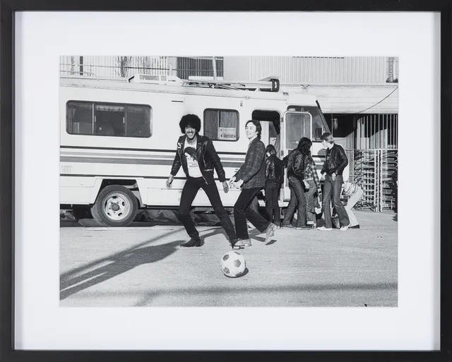 ROLF ADLERCREUTZ (FÖDD 1945). "Thin Lizzy spelar boll 1979" - Phil Lynott coh Brian Downey utanför Isstadion Stockholm, fotografi, archival pigment print på bomullspapper, signatur, stämpel, numrerad 3/20.