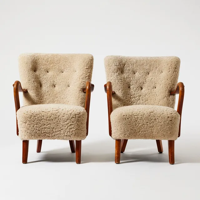 ALFRED CHRISTENSEN. TILLSKRIVEN. Fåtöljer, ett par, Slagelse Møbelværk, Danmark 1950-tal, Danish Modern, ben och armlän i mahogny, klädda i ljust fårskinn.