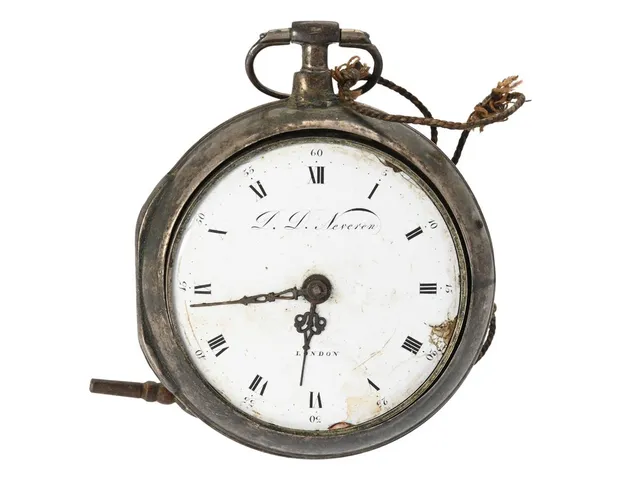 D.D. NEVEREN, London, fickur, 58 mm, silver, spindelgång, nyckeldragare, glas saknas, skadad urtavla, defekt, bucklor, ca 1820, ytterboett, nyckel.