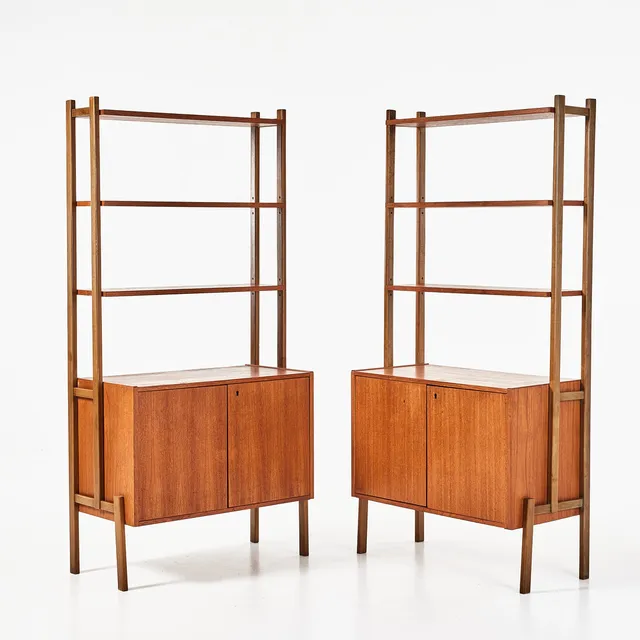 BOKHYLLOR, 1 par, 1960-tal, fanérade i teak, gavlar i bok.