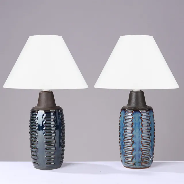 EINAR JOHANSEN. Et par bordlamper af blåglaseret stentøj med rækker af rillede relieffer, model 1034, Søholm, Bornholm, Danmark, 1950/60'erne, (2).