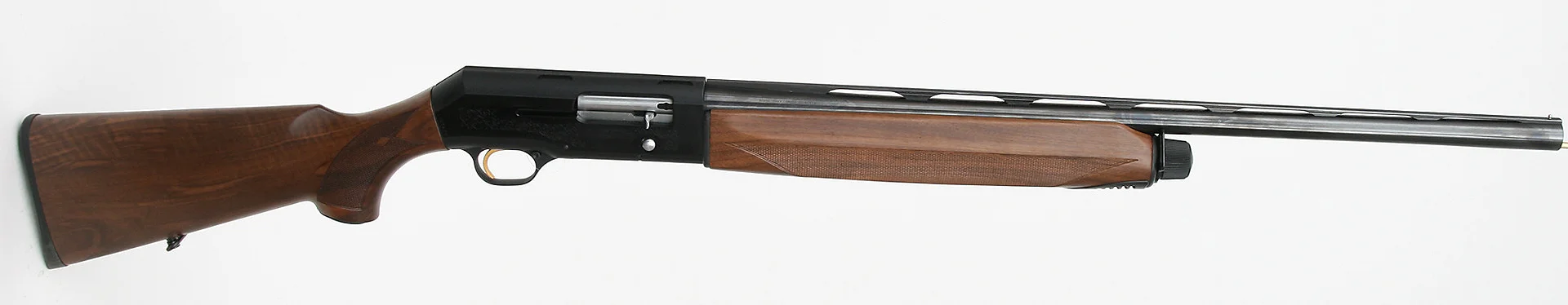 (39) HAGELGEVÄR, italienskt, Halvautomatisk, fabrikat Beretta, modell 390 Silver Mallard, kaliber 12/76, tillv.nr U68747E, se-nr SE0133149. — Shotguns — Mauritz Widforss