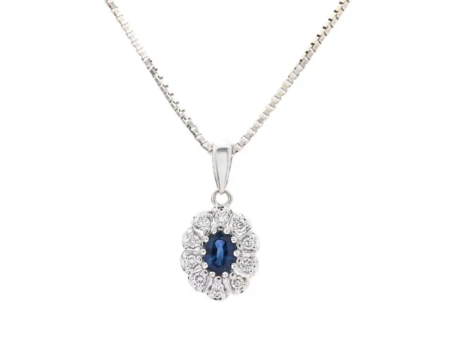 CARMOSÉHÄNGE MED KEDJA, 18K vitguld, ovalslipad blå safir, 10 briljantslipade diamanter ca 0,20 ctv, ca W-TCa/SI-P, höjd på hänget 2 cm, veneziakedja 38 cm, vikt 6,2 g, någon diamant har innelsutningar som når ytan.