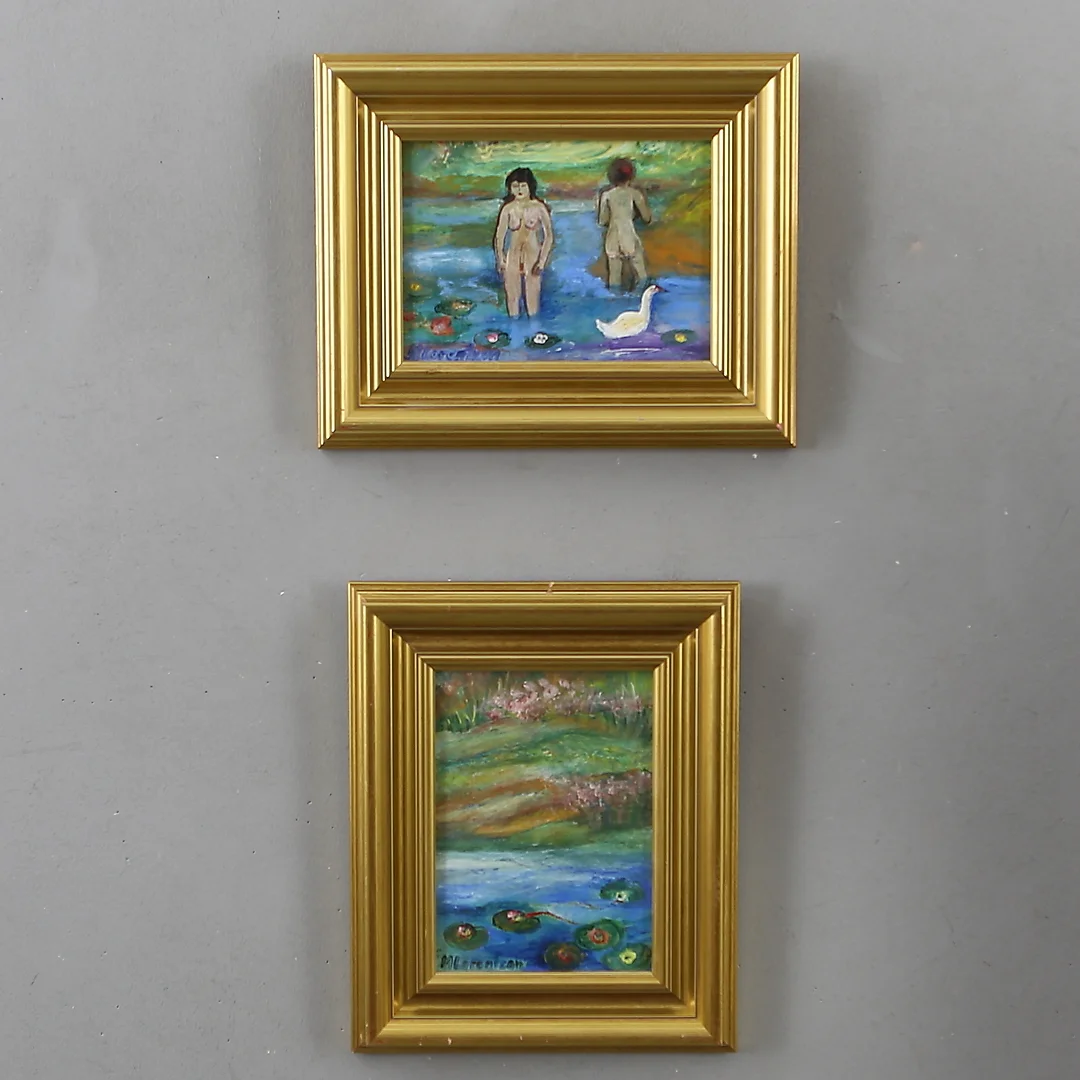 MONICA LORENTZON. 2 st, sjölandskap med näckrosor och figurer, olja på pannå, signerade. — Paintings — Auktionshuset Kolonn