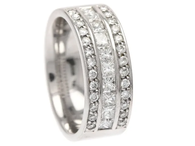 SCHALIN, ring, 18K vitguld, 36 diamantslipade diamanter ca 0,75 ctv, ca W/VS, stl 16 mm, vikt 8,9 g.