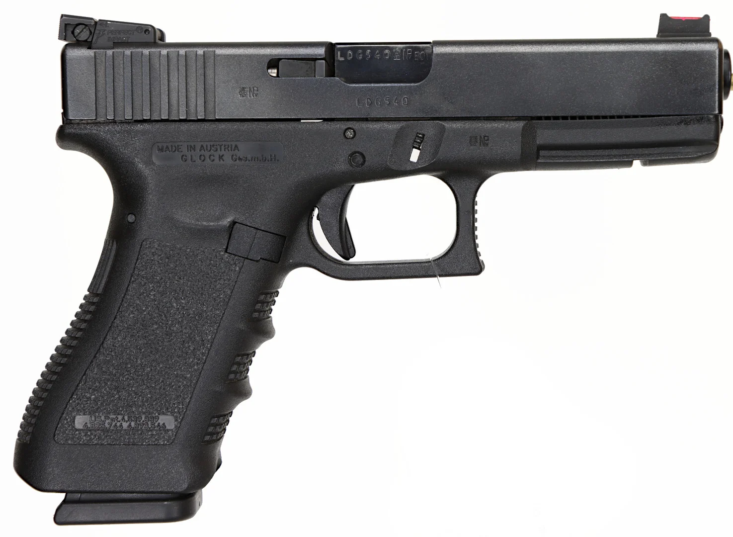 105. PISTOL, österikisk, Halvautomatisk, fabrikat Glock, modell 17, kaliber 9x19, tillv.nr LDG540, se-nr SE2247253. — Pistols — Walter Borg