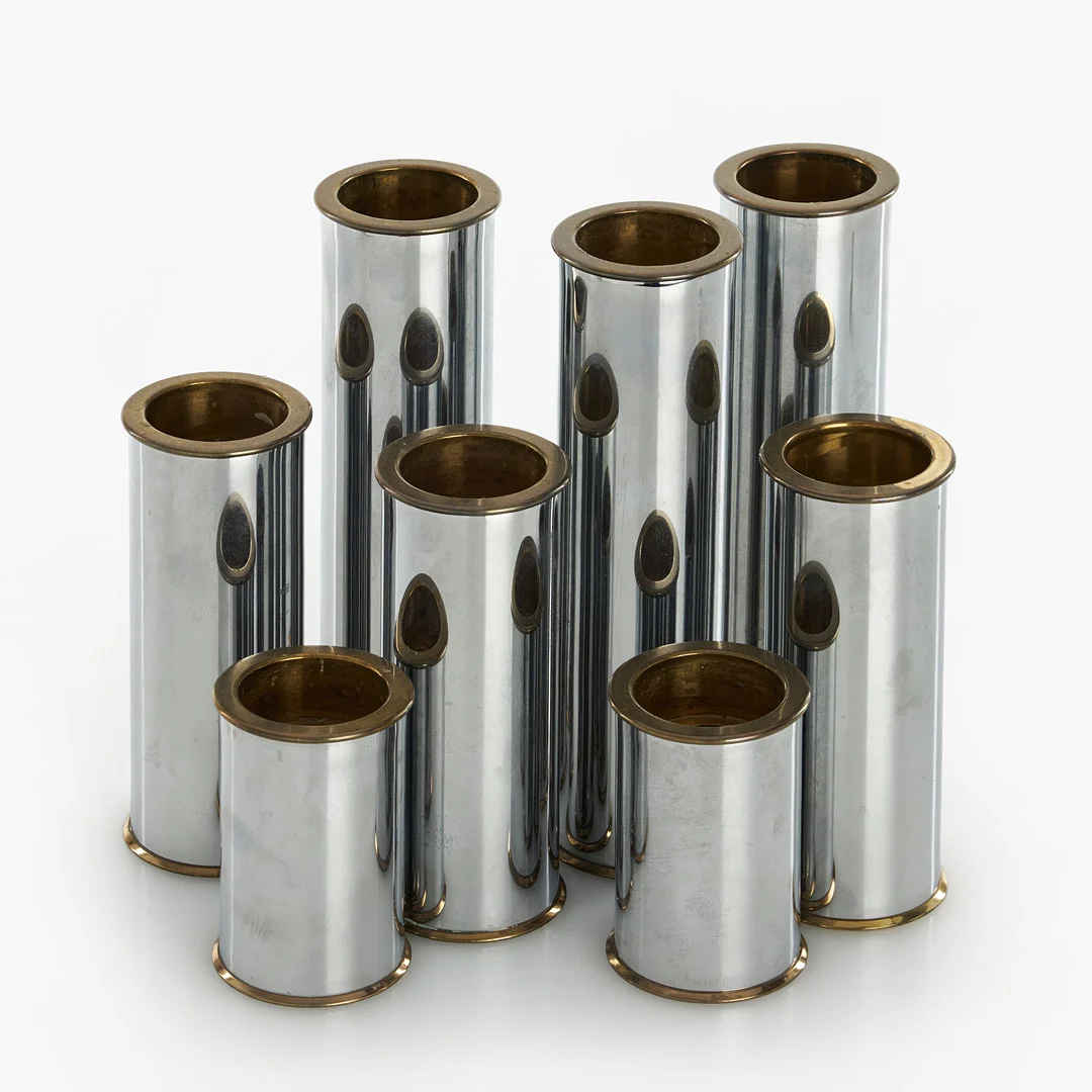 STAFFAN ENGLESSON. Ljusstakar, 8 st "Cylinder 2000", märkta, mässing och kromad metall. — Candlesticks — Crafoord Auktioner Stockholm
