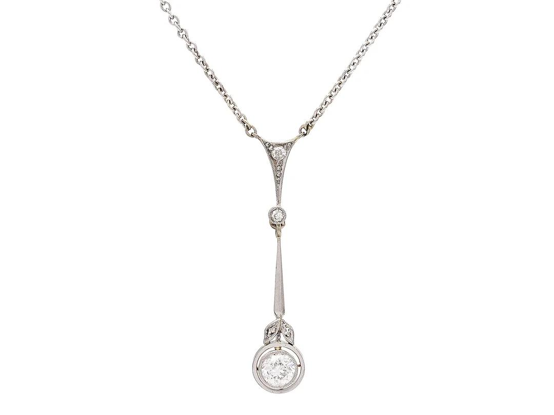HÄNGE/KEDJA, 14K guld/platina, gammalslipad diamant ca 0,35 ct, ca TW(F-G)/SI, åttkant- och rosenslipade diamanter ca 0,06 ctv, kedja i silver, längd 42 cm, vikt 3,5 g. — Smycken/Hänge med kedja — Kaplans