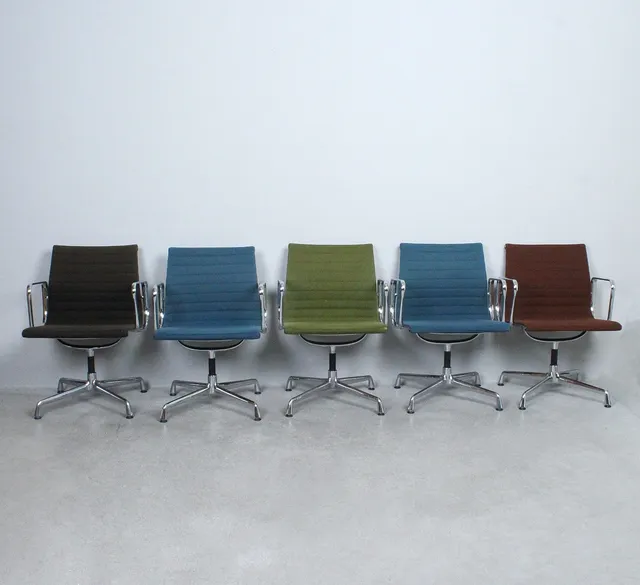 CHARLES & RAY EAMES. Vitra. Set Stühle / Office Chairs, Modell 'Aluminium Chair EA107'.