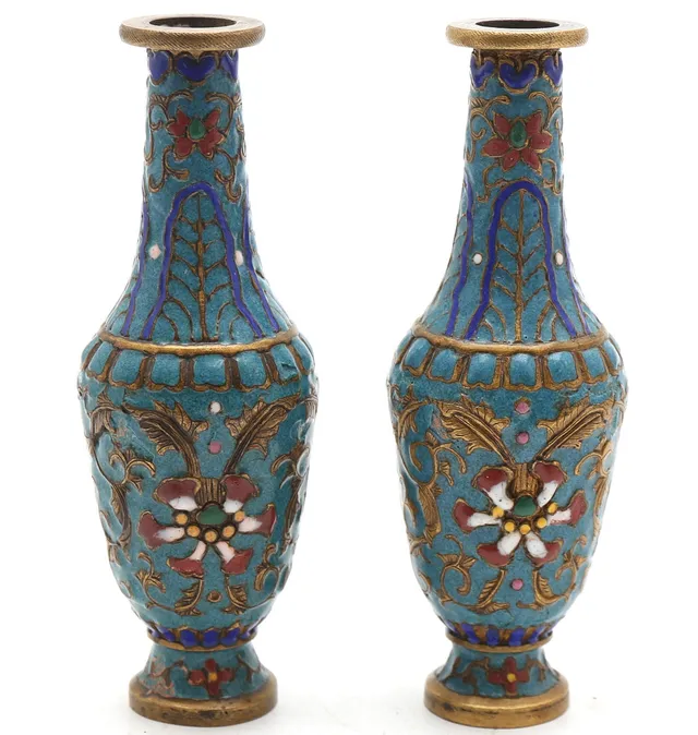CHINESE SCHOOL, LATE 19TH - EARLY 20TH CENTURY. Pair of “cloisonné” enamel small vases.