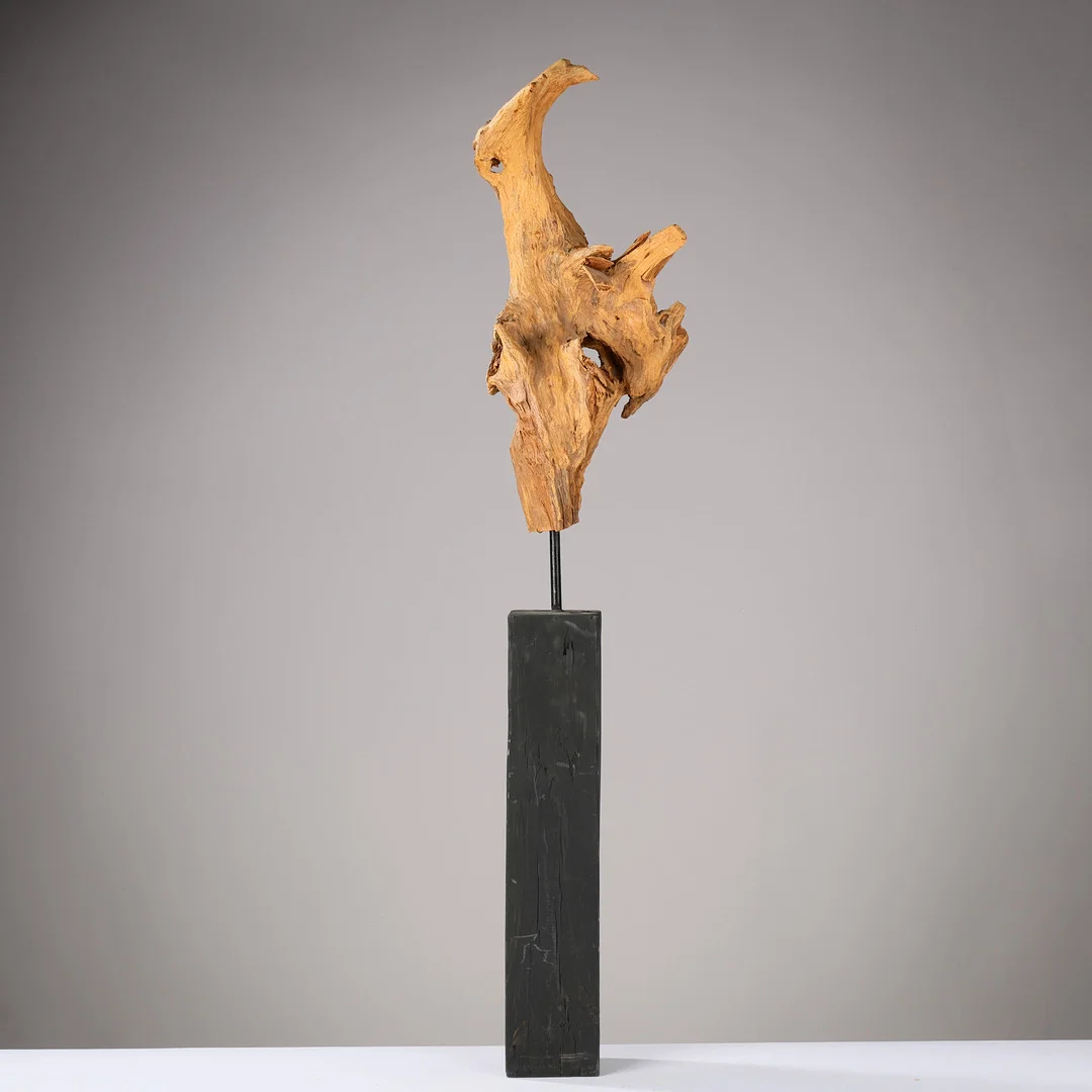 UBEKENDT KUNSTNER. Skulptur af træ med, base af sortbemalet træ, 20/21. årh. — Sculptures & Bronzes — Palsgaard Kunstauktioner